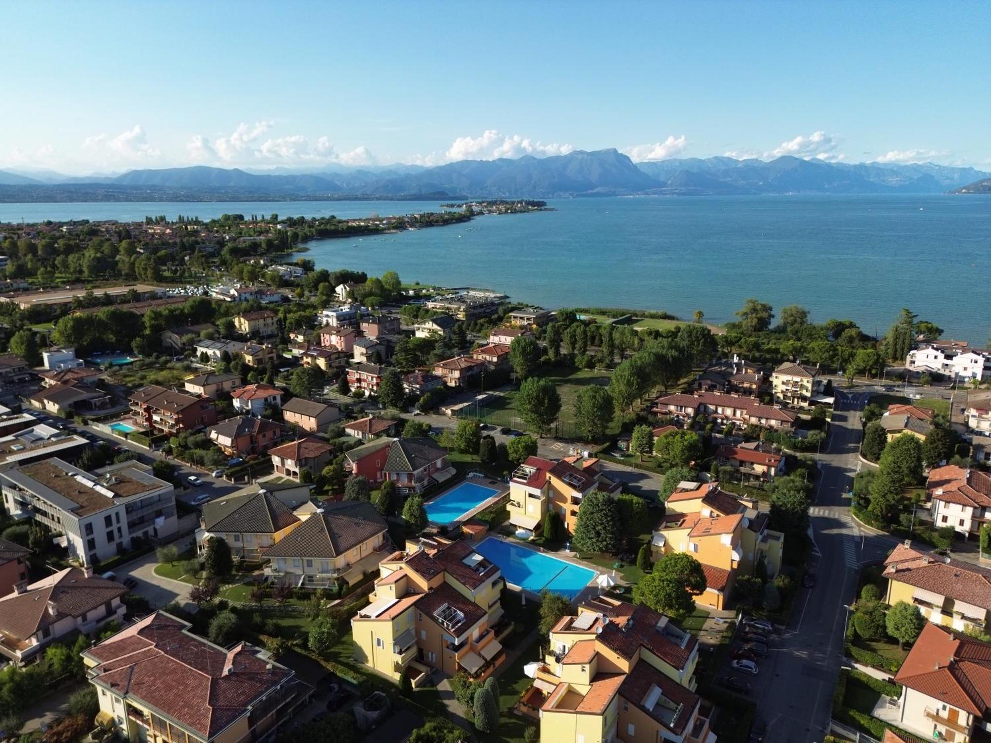 Quarzo Apt- Comfort In Piscina A Sirmione Apartment Exterior photo