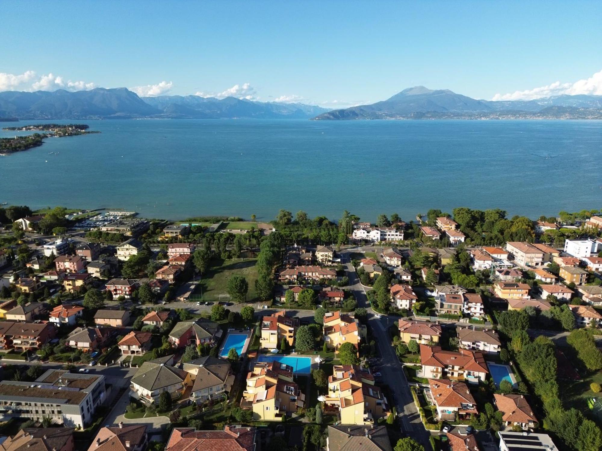 Quarzo Apt- Comfort In Piscina A Sirmione Apartment Exterior photo